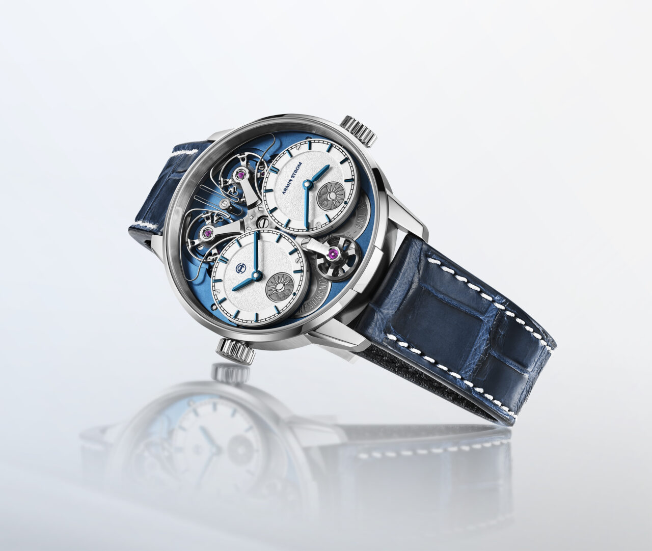 Armin Strom Dual Time GMT Resonance cadran bleu, couchée