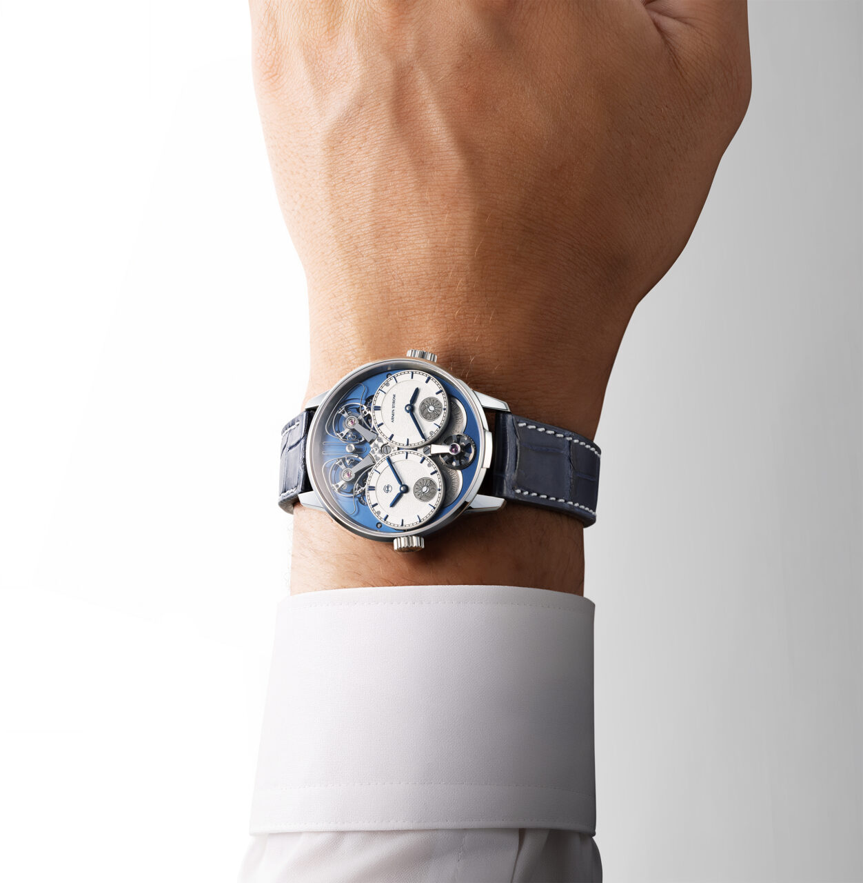 Armin Strom Dual Time GMT Resonance cadran bleu, porté